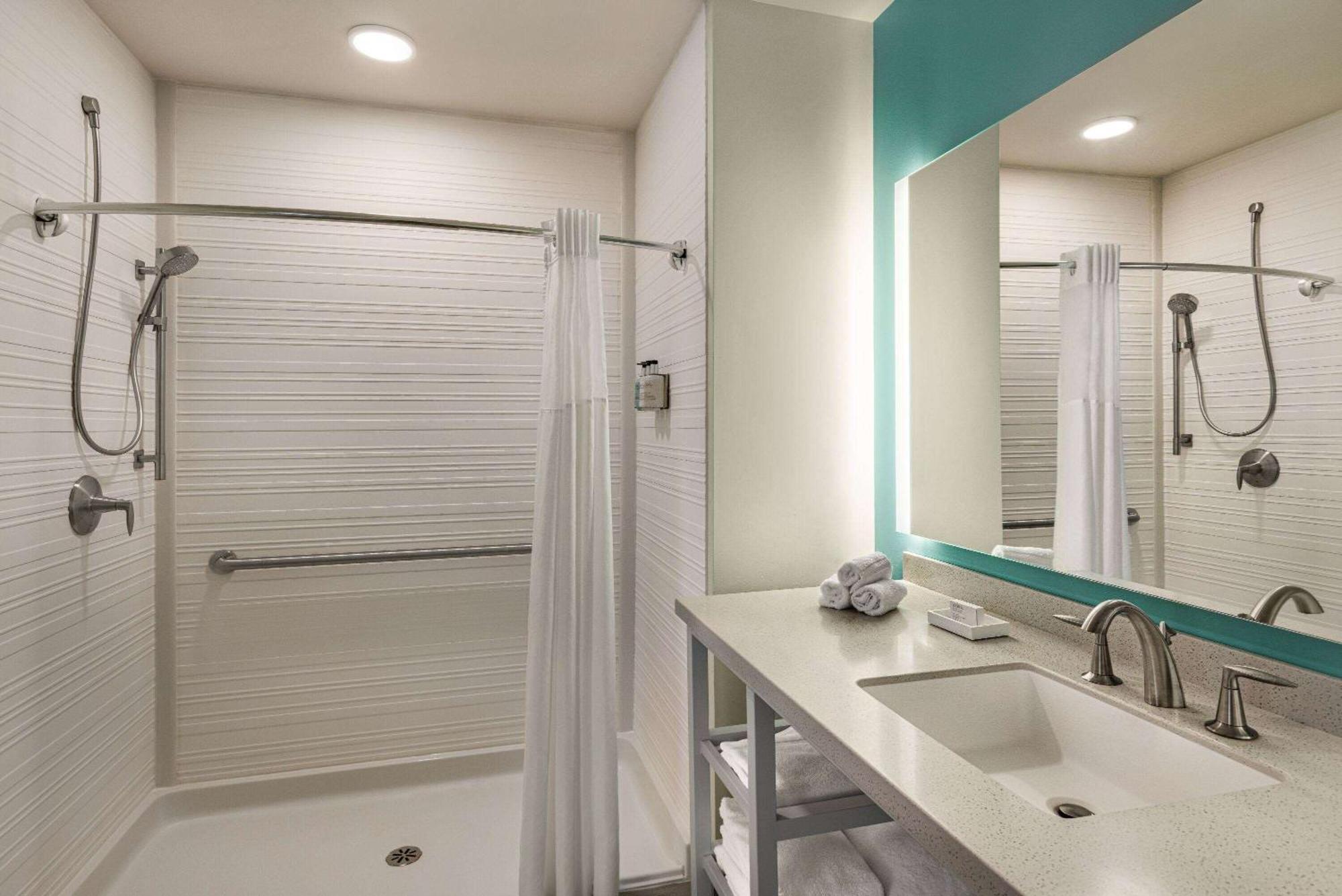 The Orbit Hotel, Trademark Collection By Wyndham Fairview Park Ngoại thất bức ảnh
